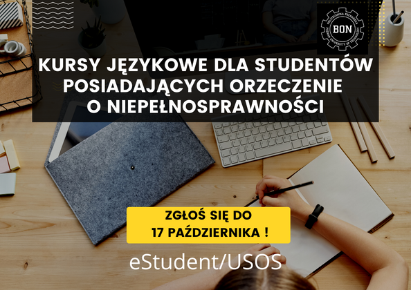 biurko z klawiaturą i notesem