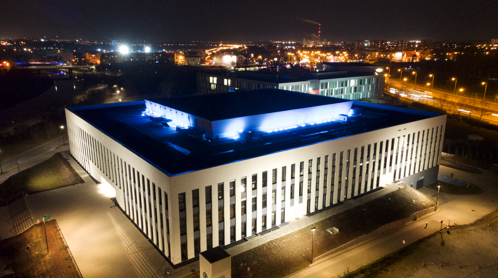Budynek A30 z lotu ptaka nocą Dach oświetlony na niebiesko