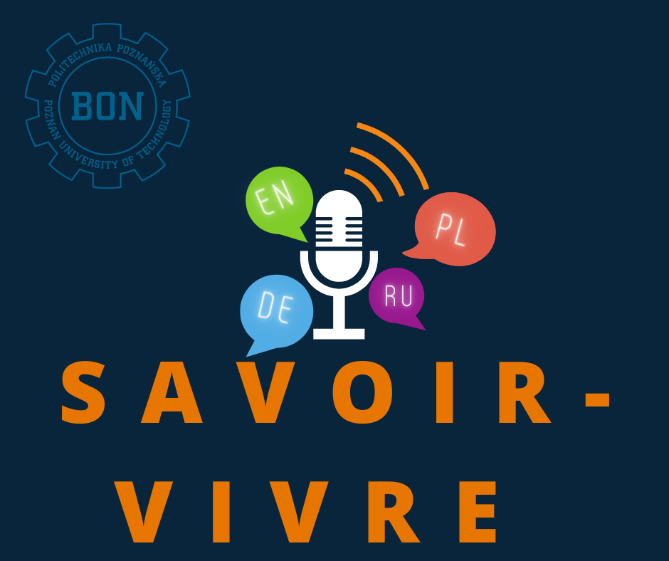 Obrazek przedstawiający mikrofon studyjny otoczony czterema chmurkami dialogowymi w których znajdują się kody dla czterech różnych języków. Pod nim znajduje się napis "Savoir-vivre wobec osób niepełnosprawnych".