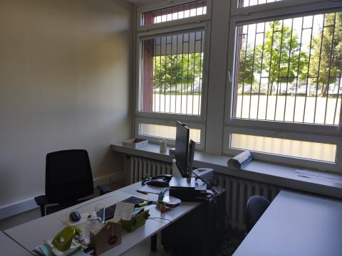 biurko stojące przy oknach