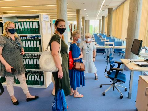 Osoby w pomieszczeniu biblioteki Politechniki Poznańskiej