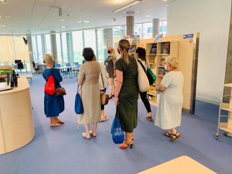 Osoby w pomieszczeniu biblioteki Politechniki Poznańskiej