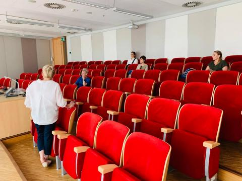 Osoby w sali wykładowej Politechniki Poznańskiej