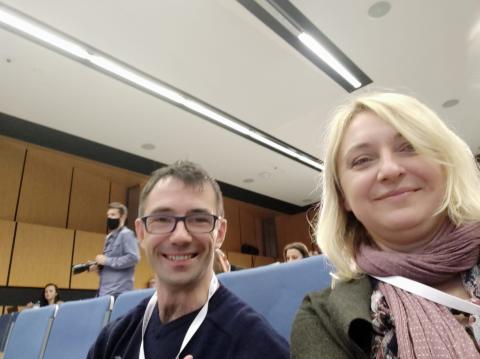 Dwoje uczestników forum w sali wykładowej