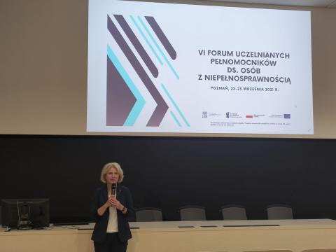 Prelegent wygłaszający wykład. Prezentacja w tle