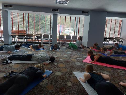 Uczestnicy podczas ćwiczeń gimnastycznych