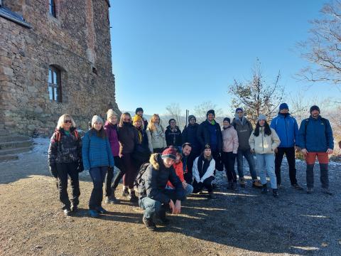 Uczestnicy. W tle zabytkowy kościół