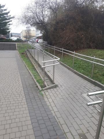 Podjazd na terenie kampusu