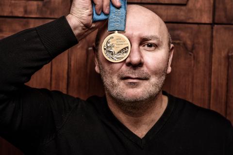 Szymon Ziółkowski ze złotym medalem z Olimpiady w Sydney