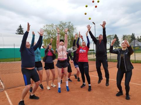 Rozgrzewka przed rozgrywkami w tenisa ziemnego. Piłeczki rzucone w górę