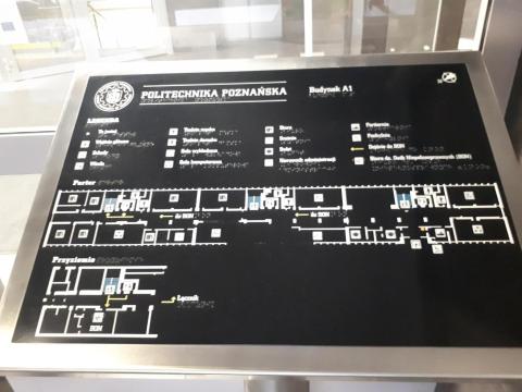 Tablica tyflograficzna w budynku A1