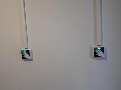 Przycisk na ścianie do automatycznego otwierania drzwi