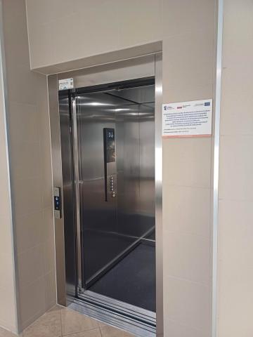 Winda z otwartymi drzwiami