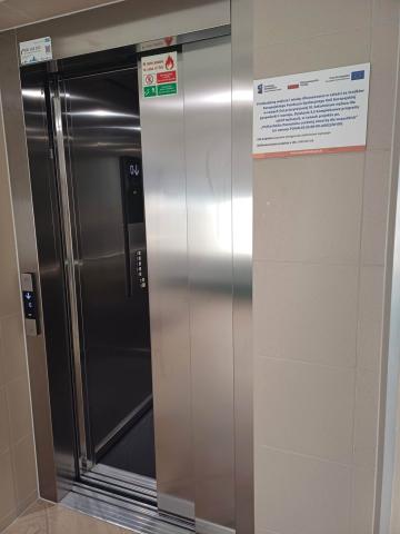 Winda z zamykającymi się drzwiami