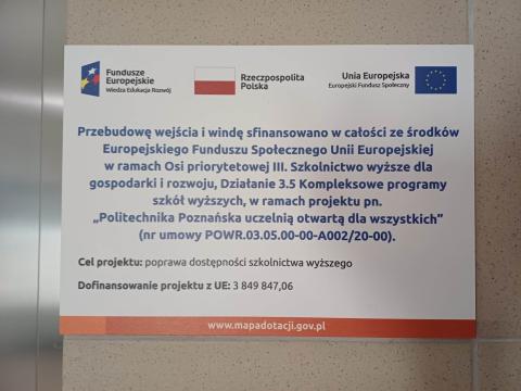 Tabliczka informacyjna po prawej stronie wejścia do windy