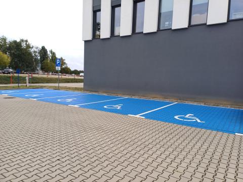 Wyznaczone miejsca parkingowe dla osób z niepełnosprawnościami przy A30