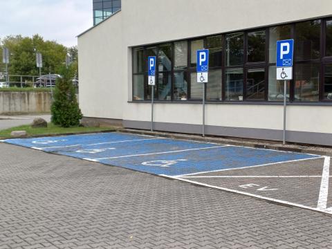 Wyznaczone miejsca parkingowe dla osób z niepełnosprawnościami przy A4