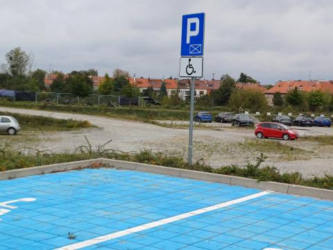 Wyznaczone miejsce parkingowe dla osób z niepełnosprawnościami przy A28