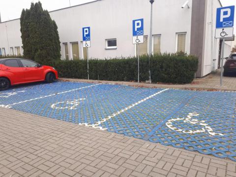 Wyznaczone miejsca parkingowe dla osób z niepełnosprawnościami przy A15