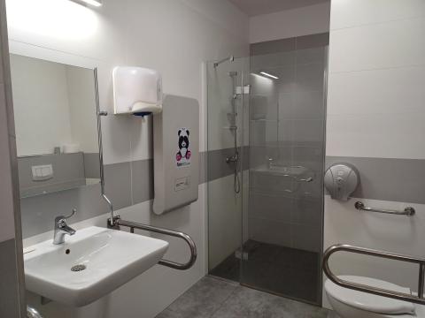 Od lewej: Umywalka, prysznic, muszla ustępowa