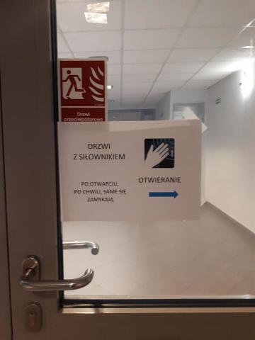 Drzwi zamknięte. Komunikat o możliwości automatycznego otwarcia drzwi