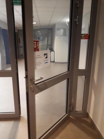 Drzwi otwierają się za pomocą automatycznego mechanizmu