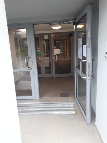 Otwarte drzwi za pomocą automatycznego mechanizmu