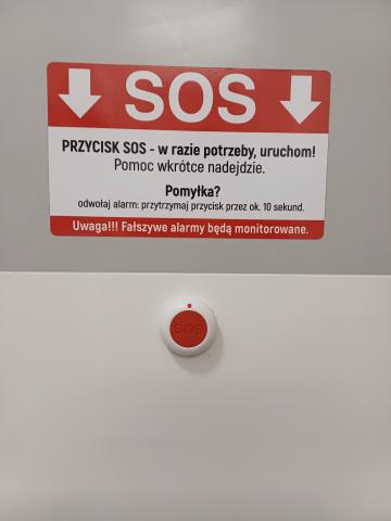 System przywoławczy w toalecie budynku A30. Przyciski i tabliczka informacyjna