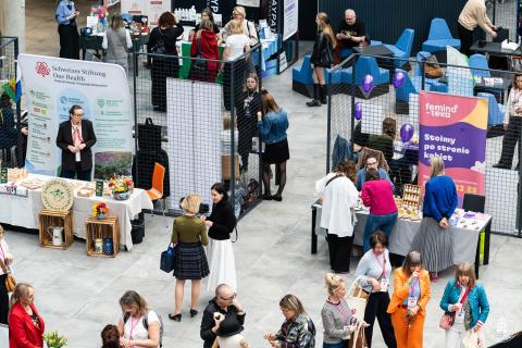 widok holu ze stoiskami 