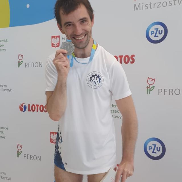 Reprezentant Politechniki Poznańskiej na podium ze srebrnym medalem