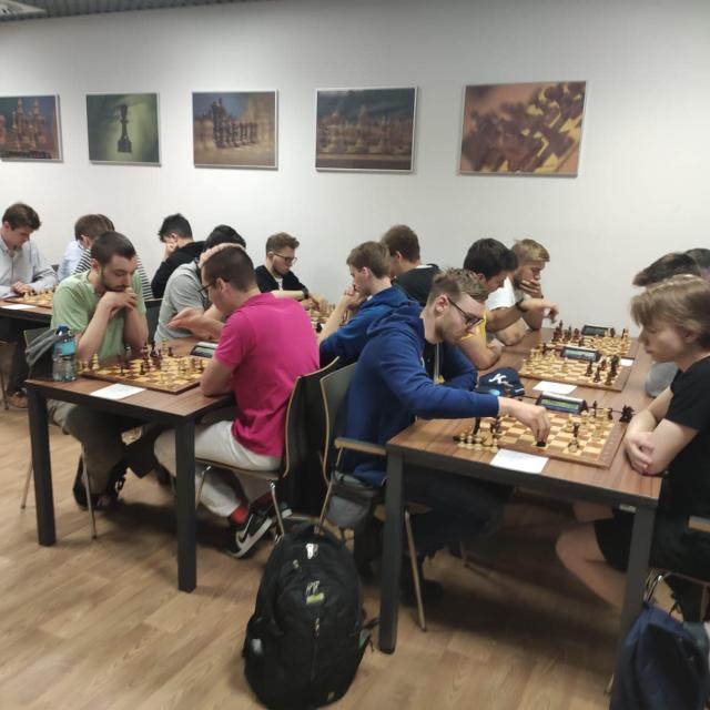 Uczestnicy podczas rozgrywek szachowych