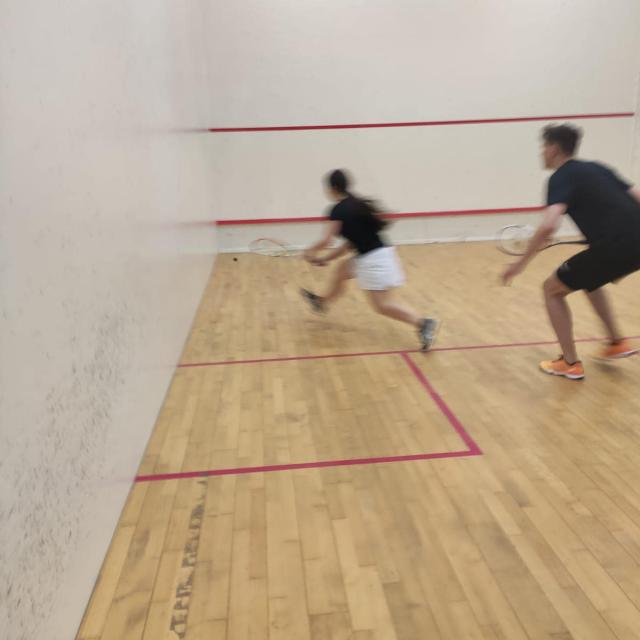 Dwoje mężczyzn gra w squasha