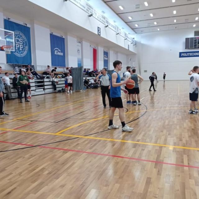 Uczestnicy podczas rozgrywek koszykarskich. Boisko w hali
