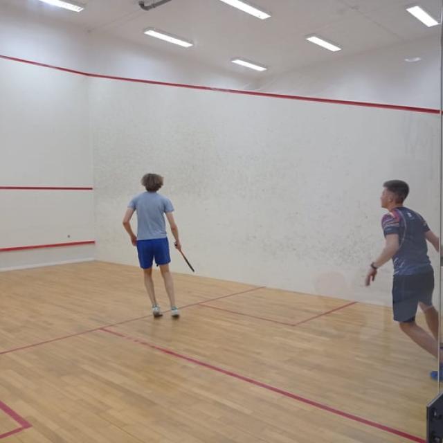 Dwoje Uczestników grających w squash
