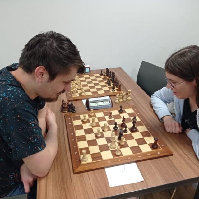 Para uczestników grająca w szachy