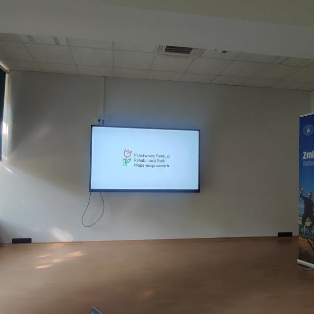 logo PFRON wyświetlane na ścianie